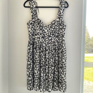 BNWT Dynamite Jasmine Blouse Dress size Large in Black and White Floral